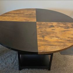 Round dining table