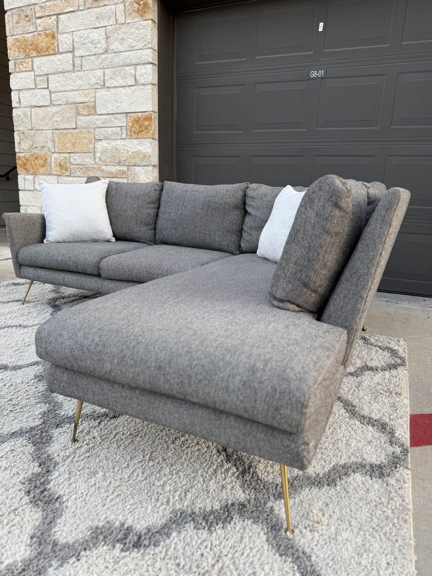 Luxury medium grey sectional couch west elm/sofa gris en L