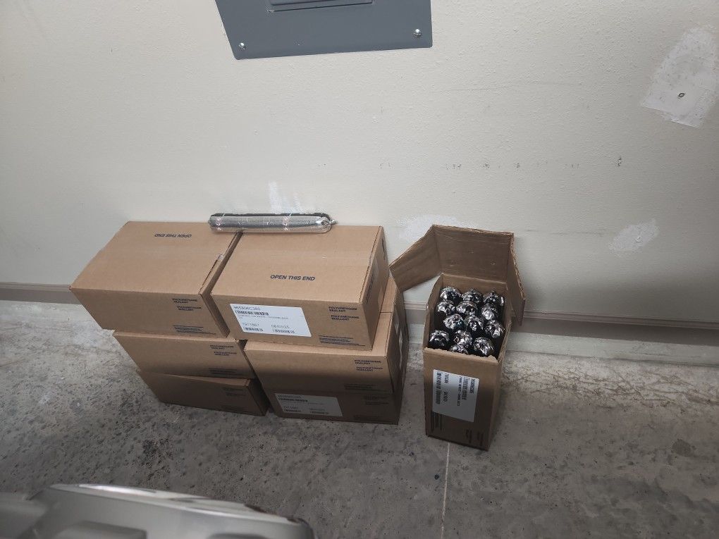 7 Cases Of Caulking ( Polyurethane Sealant).  7 Cajas De Caulking De Aceite.