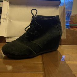 Women’s Size 8 Shoe 