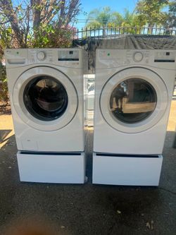 Washer and dryer set with pedestals