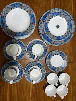 Pfaltzgraff China 4 Plates, 4 S Plates, 8 Bowels, 8 Teacups & Saucers