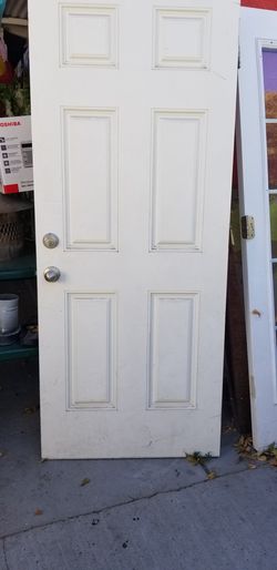 Puerta exterior de metal