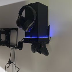 Xbox one, Controller, And Headset W/ Wall Mount