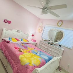 Juego de cuarto full para niña – Incluye cama, colchón nuevo y muebles / Girls’ Full Bedroom Set – Includes Bed, New Mattress & Furniture