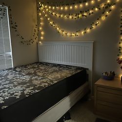 Queen Size Bed Set - Mattress , Bed Frame And Spring Box 