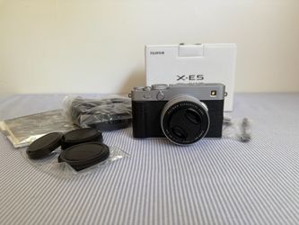 FUJIFILM Fuji X-E5 Mirrorless Camera with XF 23mm f/2.8 Lens (Silver)