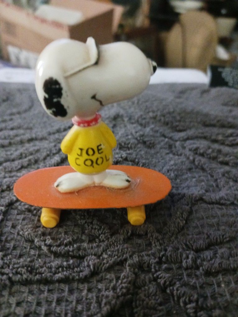 1958 / 1966 Snoopy "Joe Cool" Skateboarding