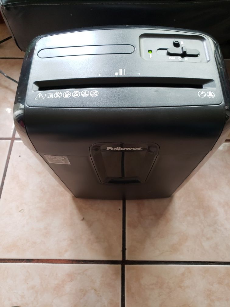 Fellowes Powershred 9C 9-sheet Cross-Cut Shredder