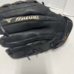 Mizuno MMX 122P Ball Park Series Leather Baseball Glove Pro Model 12” RHT. Used in good condition however, it’s missing a string on the bottom of the 