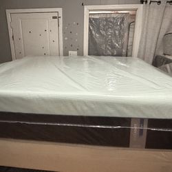 The Tempur-Pedic LuxeAdapt Soft is a premium mattress that combines a soft, enveloping feel with advanced technology that adapts the mattress to your 