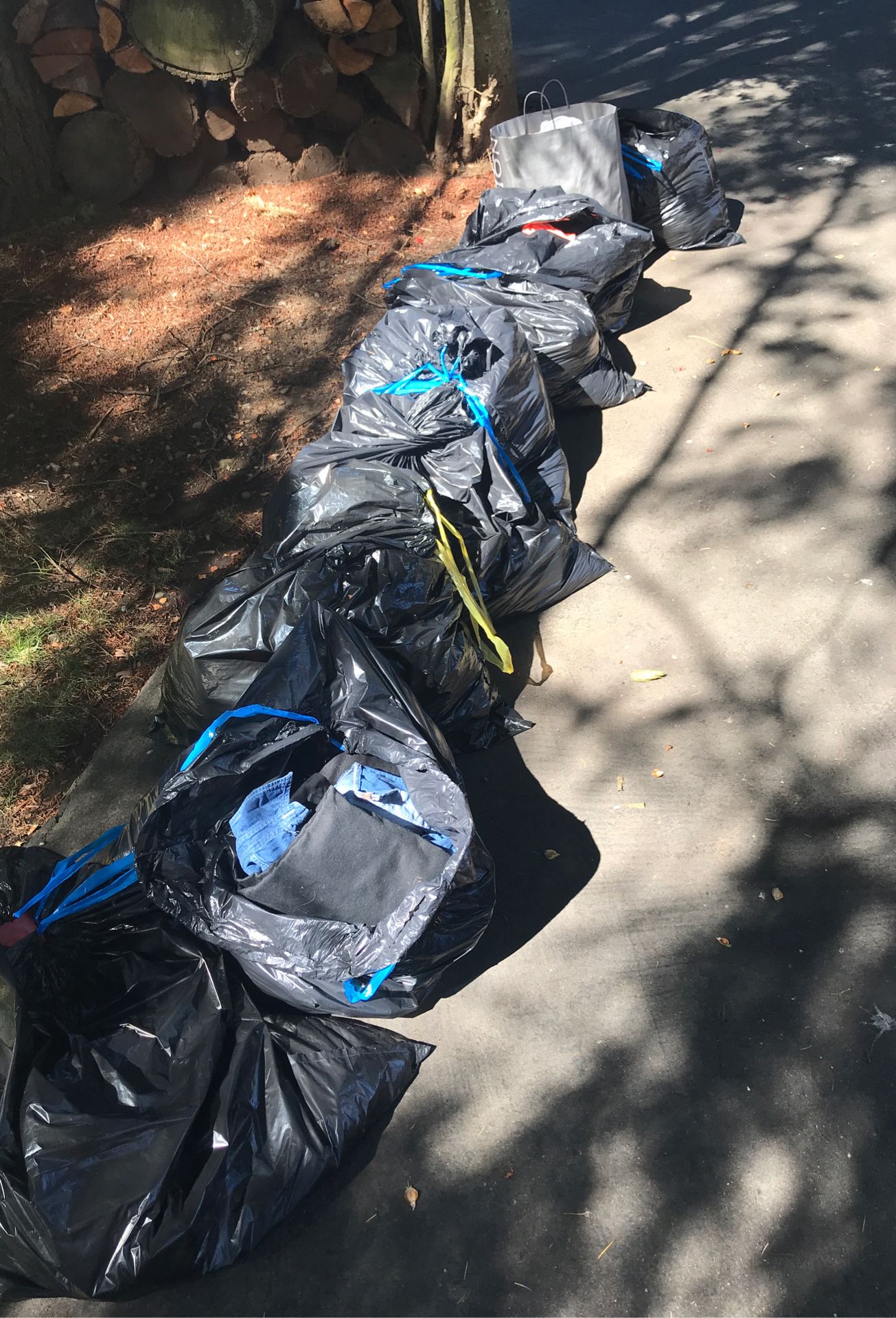 Pending pick up - FREE CLOTHES 9 bags