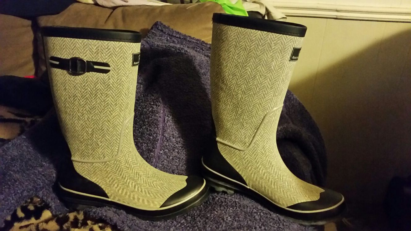 Arctic Shield rain boots. size 10