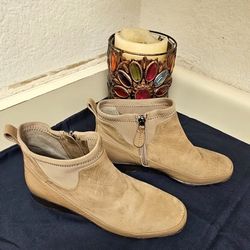 Nurture Tan Leather Zip Ankle Boots Women's Size 7