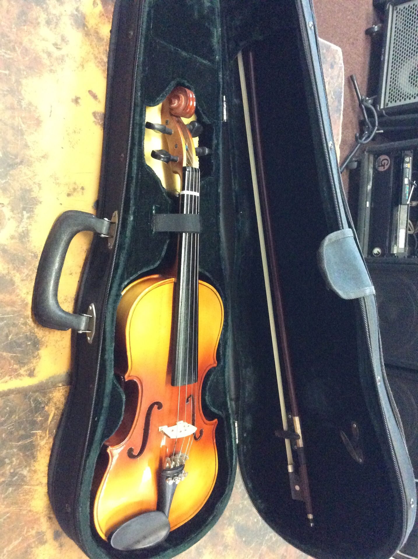 Harmonia VC006 Violin size 1/2 with bow in case