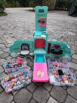 L.O.L. Surprise 4-in-1 Glamper fully loaded with 30 authentic small dolls!