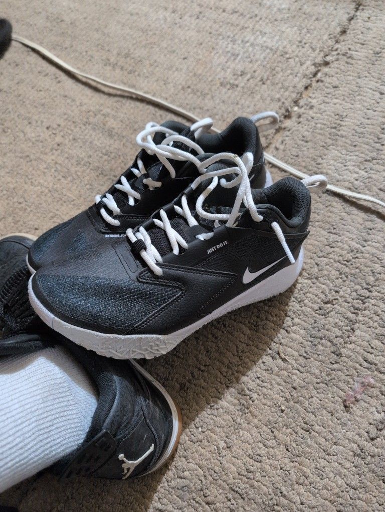 Nike Zoom / Black And White/ Size 7 Men/And Women I Believe.