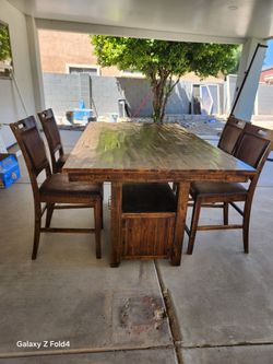 Dining room with 4 chairs