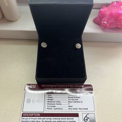 400$ Or Best Offer 18kt Real Diamond Earings Come See In Person 