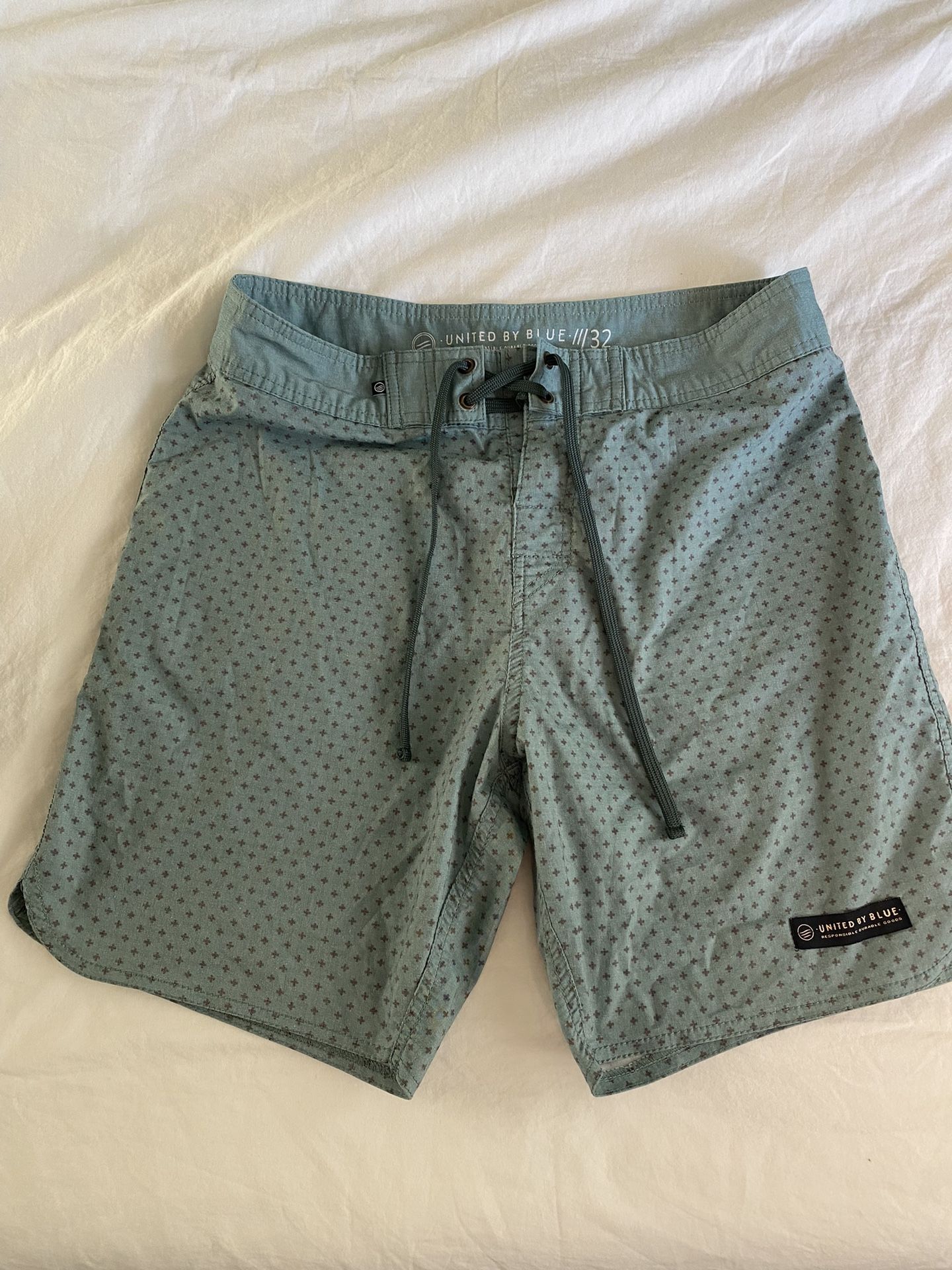 Men’s Size 32 United by blue Board shorts