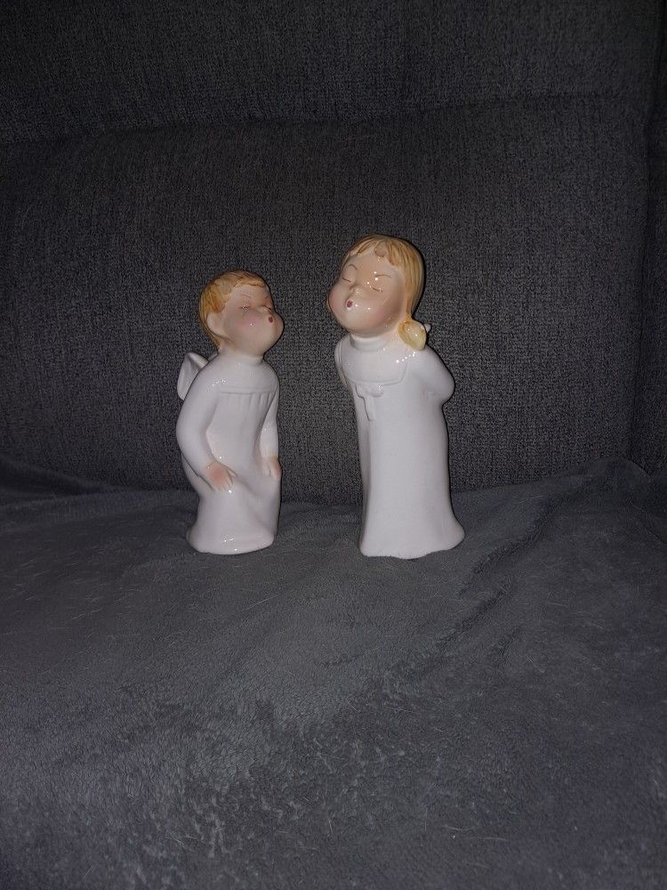 Weiss Boy And Girl Kissing Angels