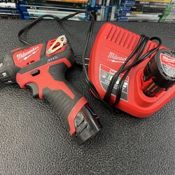 Milwaukee 2401-20 M12 12-Volt Lithium-Ion Cordless 1/4 in. Hex Screwdriver drill with 2 batteries and charger 