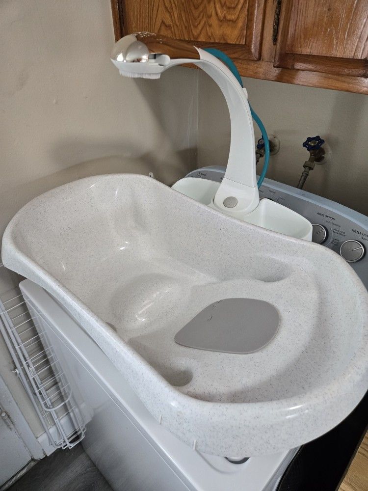 Baby Bathtub with Shower Rinser – The First Years