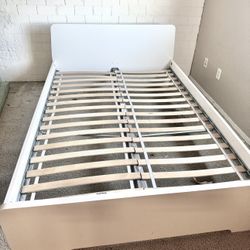 Full Size White Platform Bed Frame with Bentwood Slat Support