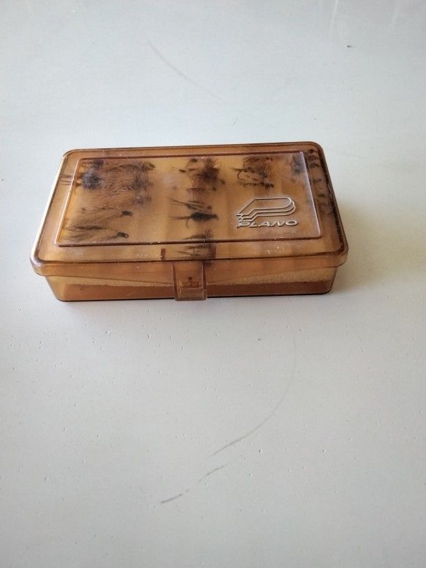 FISHERMAN L@@K! PLANO FLY FISHING POCKET TACKLE BOX WITH 27+ PRE-TIED FLYS....ASKING 25.00