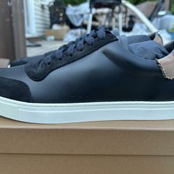 Burberry Men’s Shoes Size 9
