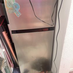 Mini fridge - 4.5 Cubic Ft 