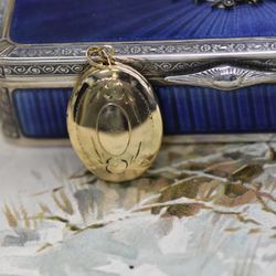 Sweet 14k yellow gold locket