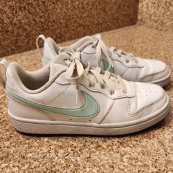 NIKE low Court Shoes, Girls Size 4