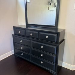 Dresser with Mirror + 2 Nightstands – Rooms To Go