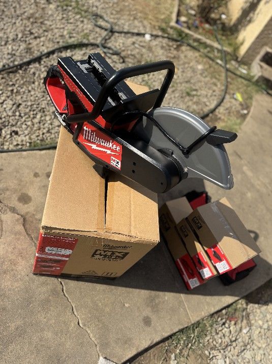 Milwaukee
MX FUEL Lithium-Ion Cordless 14 in. Cut Off Saw Kit with (2) Batteries and Charger