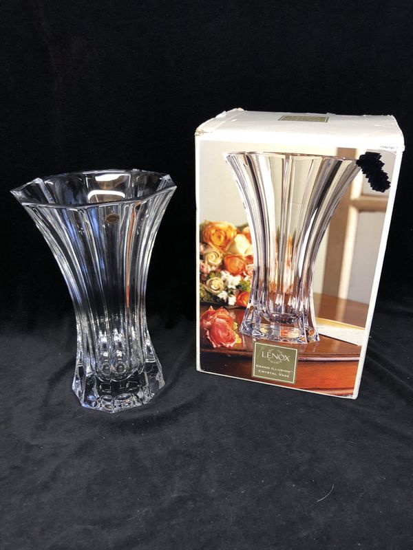Brand New Lenox Grand Illusion Crystal Vase for Sale in San Clemente