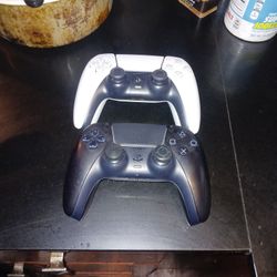 2 Ps5 Controllers Used
