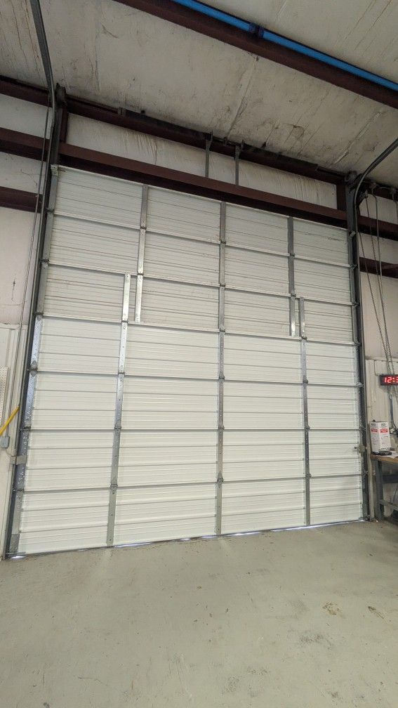 Garage Door/Puerta De Garage