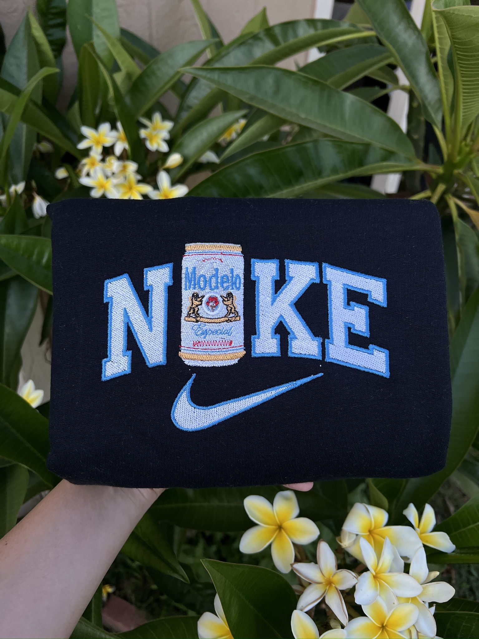Modelo can Embroidered Crewneck Sweatshirt