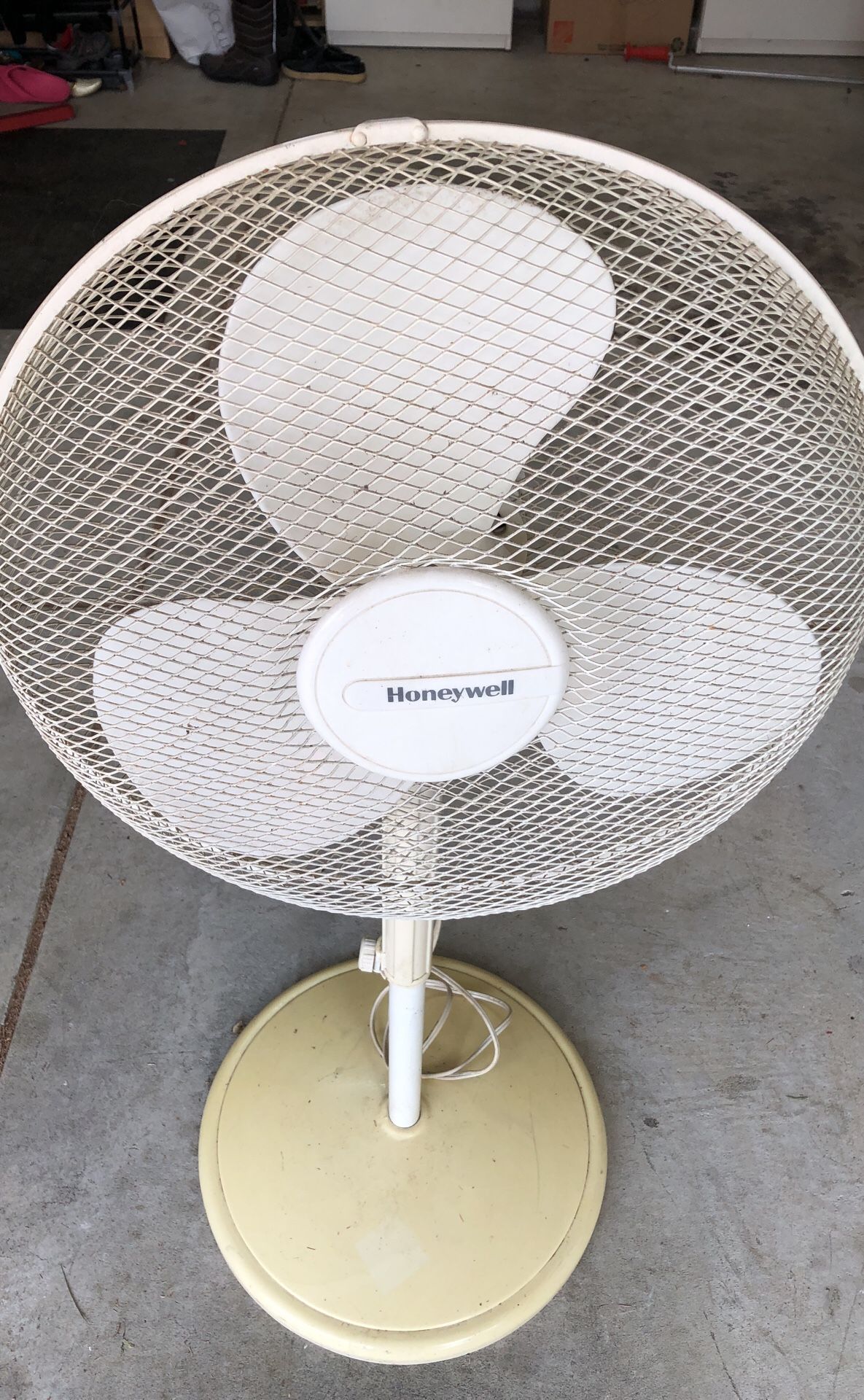 Summer breeze Honeywell swinging fan