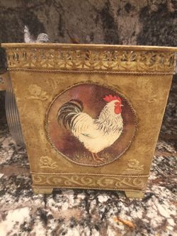 Rooster trash can
