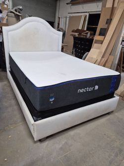 bed full size  with mattress
