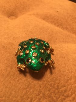 Green frog brooch with rhinestones