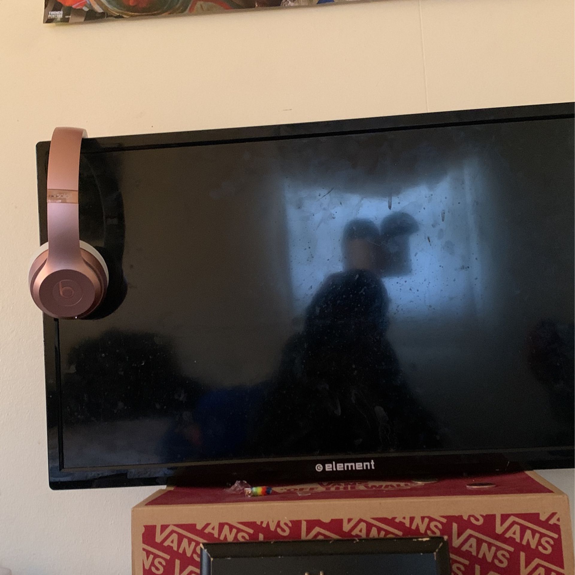 19 Inch Tv And Beats Solo 3s Wireless 