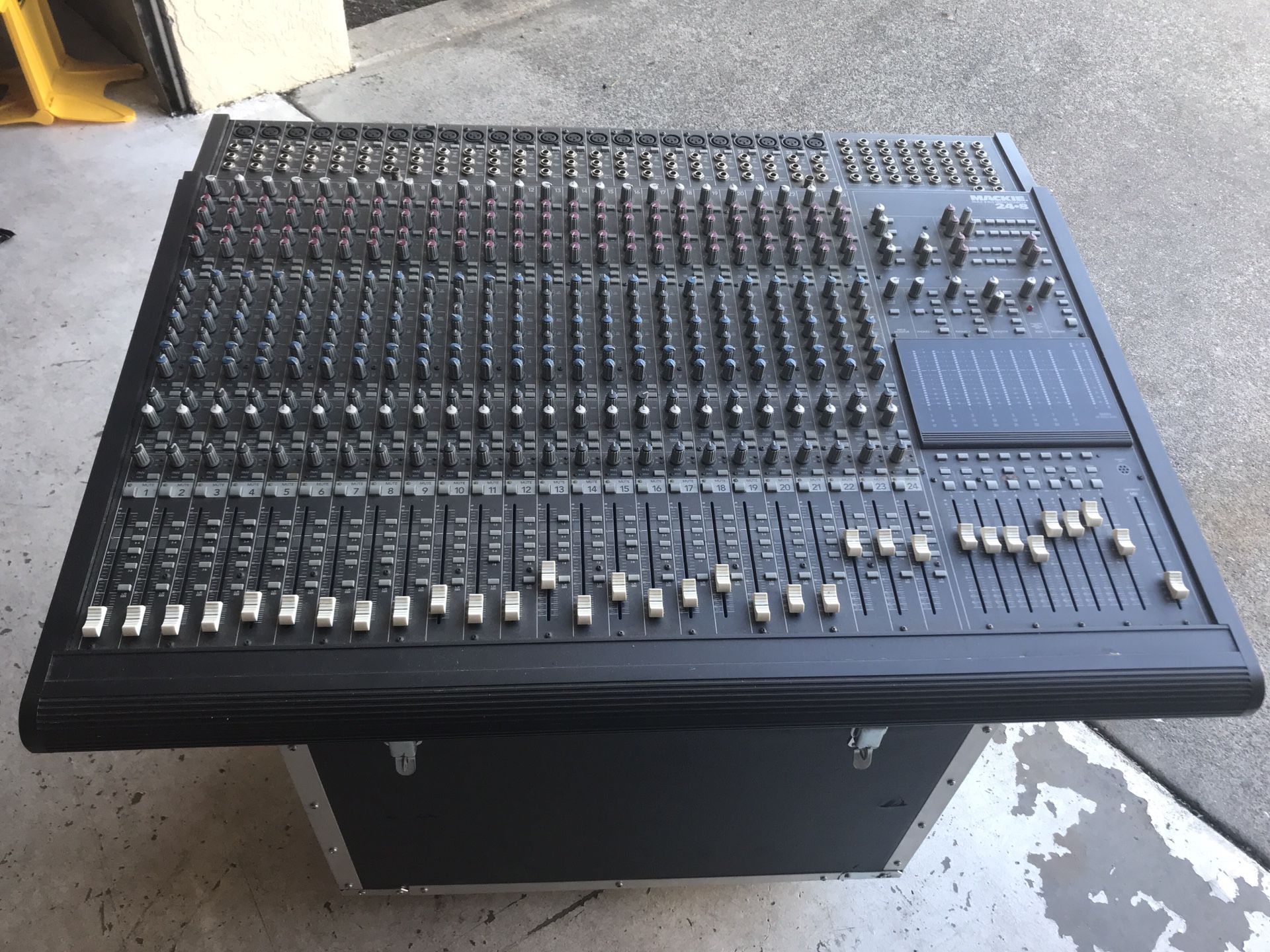 MACKIE mixer consola 24 canales y amplificador alimentador 220 Watts
