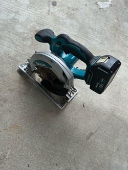 MAKITA SAW AND BATTERY ONLY! EVERYTHING WORKS ! IN GREAT CONDITION!