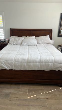 King size bed with 4 drawers $130 or BO