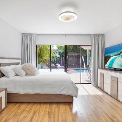 Beautiful Queen Size Bedroom Set + Mattress + Lamp + Mirror