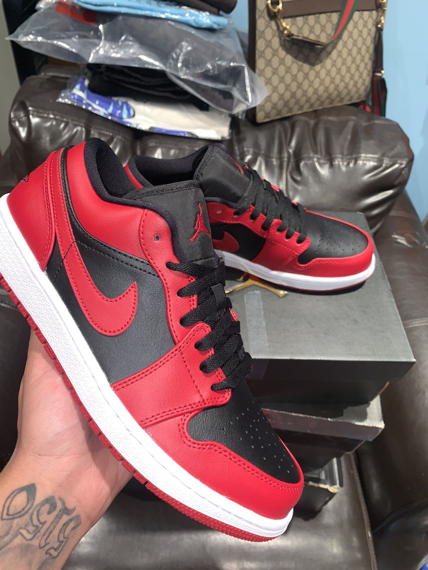 Early IN HAND Jordan 1 low bred/ reverse bred SZ 8.5 100% AUTHENTIC