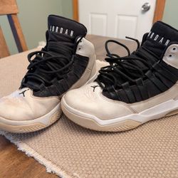 Air Jordan Max Aura Youth Boys Size 7Y Mid Top Sneakers White Black AQ9214-100